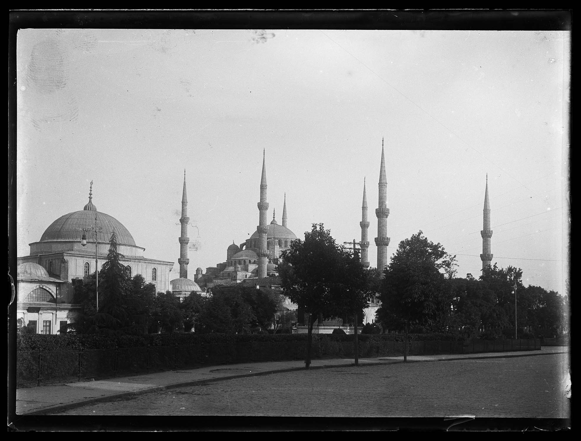 Türbe (mausolée) du sultan Ahmet Ier et façade d'entrée (ouest) depuis la rue Atmeydani